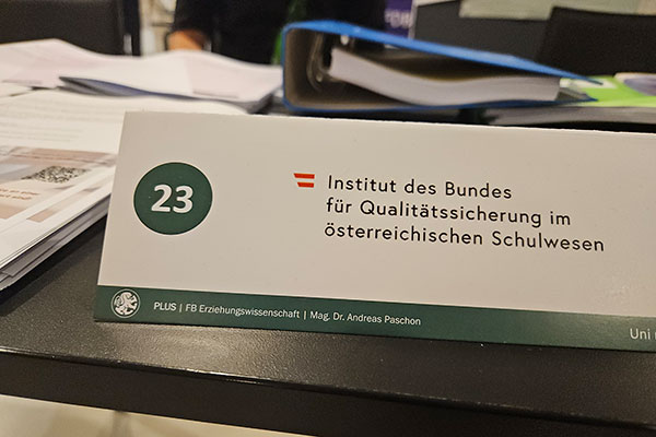 Das Foto zeigt ein Hinweisschild am Informationsstand des IQS.