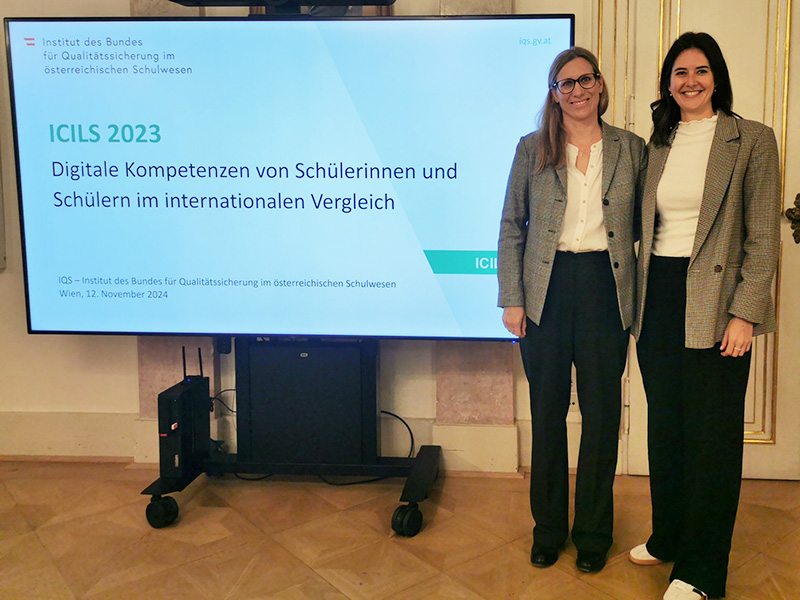 Das Foto zeigt die Projektleiterinnen von ICILS 2023, Iris Höller und Magdalena Rölz.